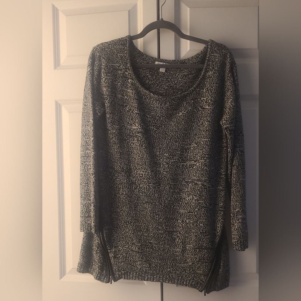 New York & Company black and white marled sweater Size Medium W Zipper Accents